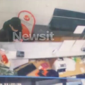 Η στιγμή που η Λόρα αγοράζει το εισιτήριο