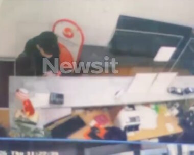 Εξαφάνιση Λόρα: Βίντεο ντοκουμέντο από τη στιγμή που η 16χρονη αγοράζει το εισιτήριο στην Ομόνοια για να φύγει στη Γερμανία