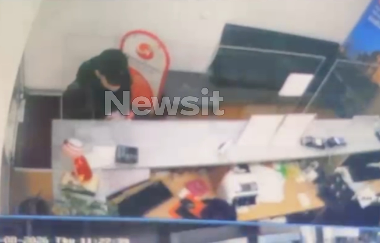 Η στιγμή που η Λόρα αγοράζει το εισιτήριο