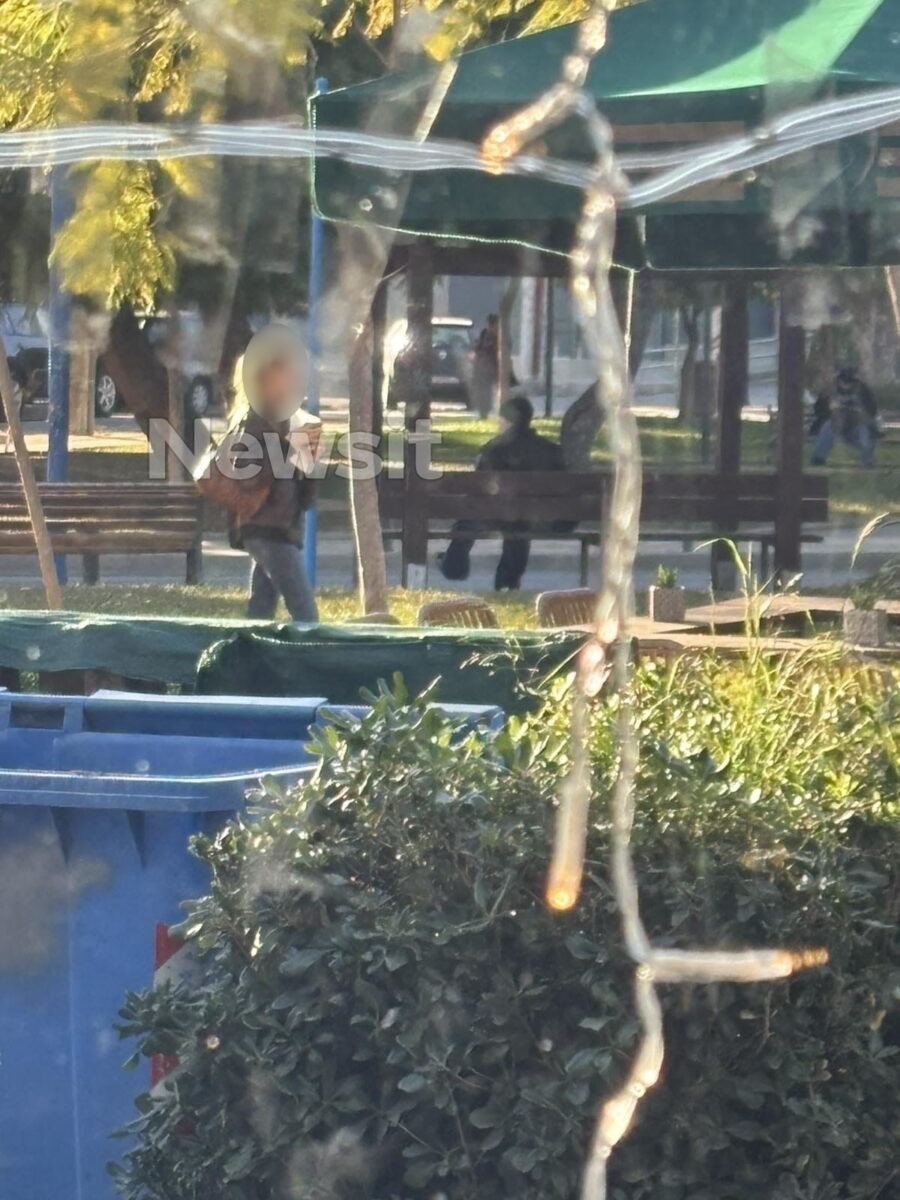 Η κοπέλα κάνει βόλτες στη Βάρη