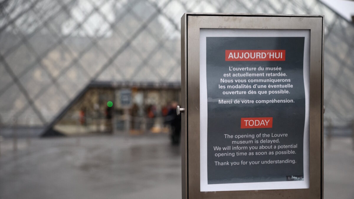 Ταμπέλα που ενημερώνει το κοινό ότι το Μουσείο του Λούβρου θα παραμείνει κλειστό