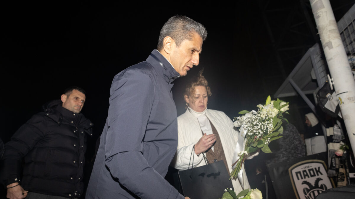 Ο Λουτσέσκου αφήνει λουλούδια στη μνήμη των θυμάτων