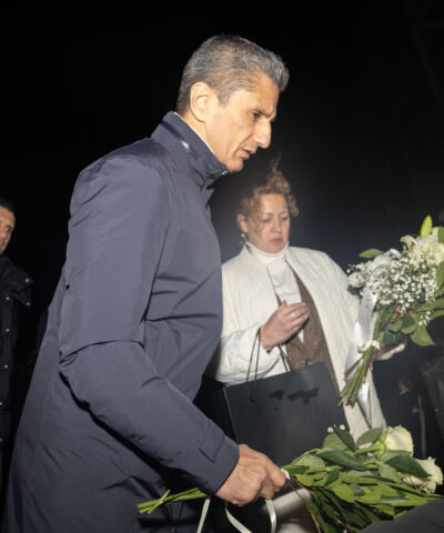 Ο Λουτσέσκου αφήνει λουλούδια στη μνήμη των θυμάτων