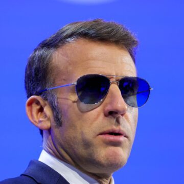 Με γυαλιά ηλίου στο Νταβός ο Μακρόν
