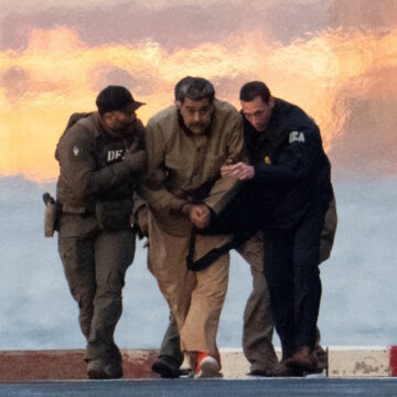 Ο συλληφθείς Πρόεδρος της Βενεζουέλας, Νικολάς Μαδούρο στο ελικοδρόμιο του Μανχάταν, καθώς κατευθύνεται προς το δικαστήριο