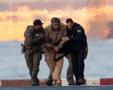 Ο συλληφθείς πρόεδρος της Βενεζουέλας Νικολά Μαδούρο φτάνει στο ελικοδρόμιο του κέντρου του Μανχάταν, καθώς κατευθύνεται προς το δικαστήριο Daniel Patrick Manhattan των Ηνωμένων Πολιτειών