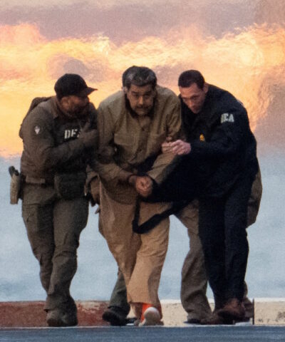 Ο συλληφθείς πρόεδρος της Βενεζουέλας Νικολά Μαδούρο φτάνει στο ελικοδρόμιο του κέντρου του Μανχάταν, καθώς κατευθύνεται προς το δικαστήριο Daniel Patrick Manhattan των Ηνωμένων Πολιτειών