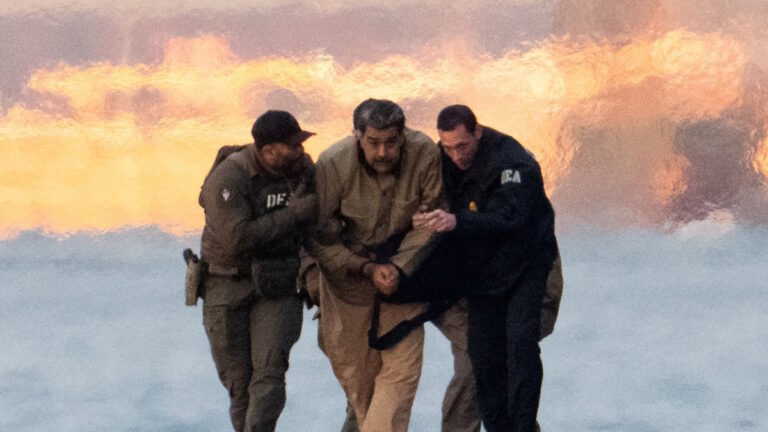 Ο συλληφθείς Πρόεδρος της Βενεζουέλας, Νικολάς Μαδούρο στο ελικοδρόμιο του Μανχάταν, καθώς κατευθύνεται προς το δικαστήριο