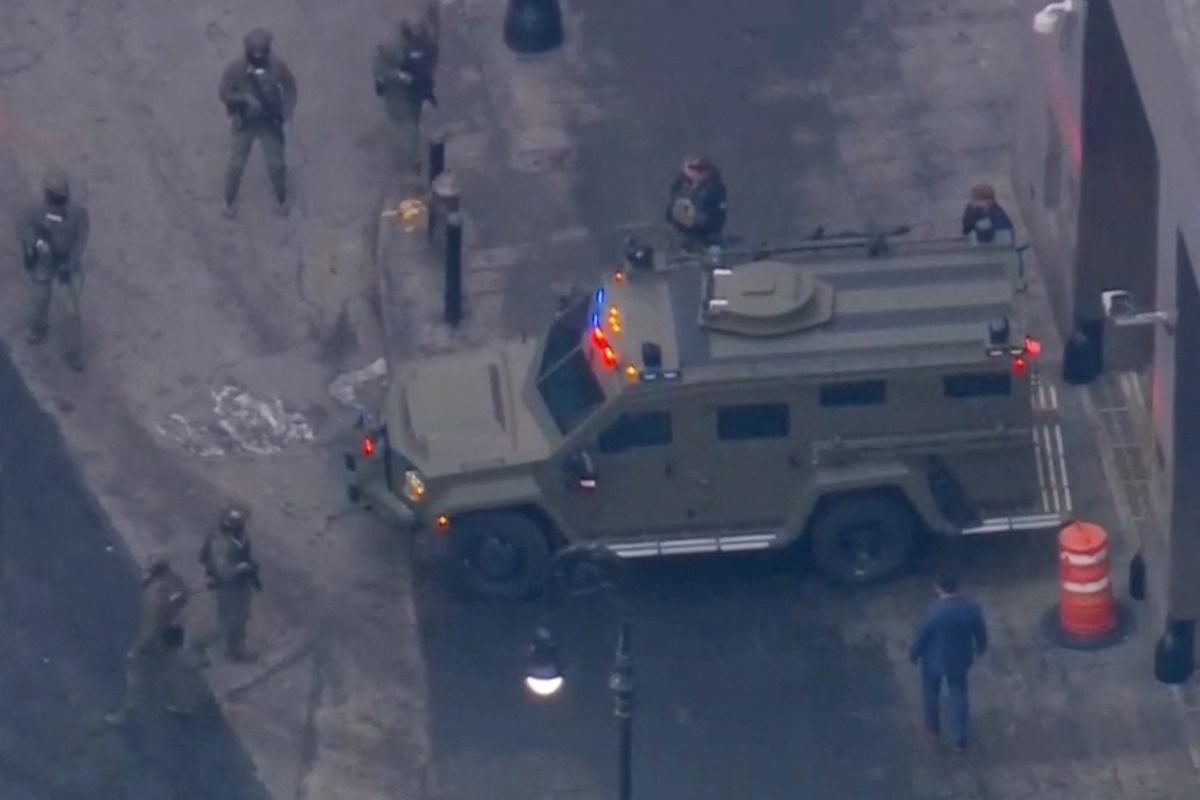 Αεροφωτογραφία που δείχνει το όχημα που μεταφέρει τον συλληφθέντα πρόεδρο της Βενεζουέλας Νικολά Μαδούρο να φτάνει στο δικαστήριο Daniel Patrick Moynihan Manhattan των Ηνωμένων Πολιτειών / REUTERS