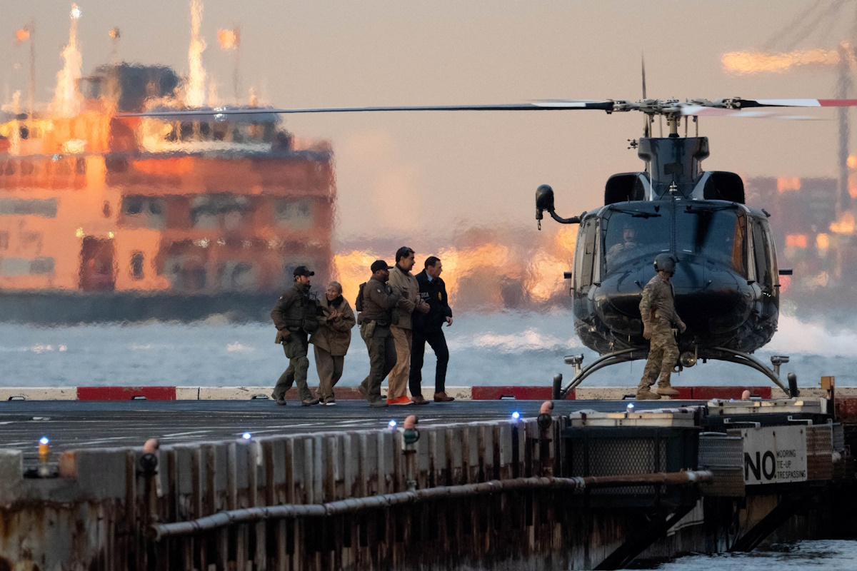 Ο συλληφθείς πρόεδρος της Βενεζουέλας Νικολάς Μαδούρο φτάνει στο ελικοδρόμιο του κέντρου του Μανχάταν, καθώς κατευθύνεται προς το δικαστήριο Daniel Patrick Manhattan των Ηνωμένων Πολιτειών / REUTERS