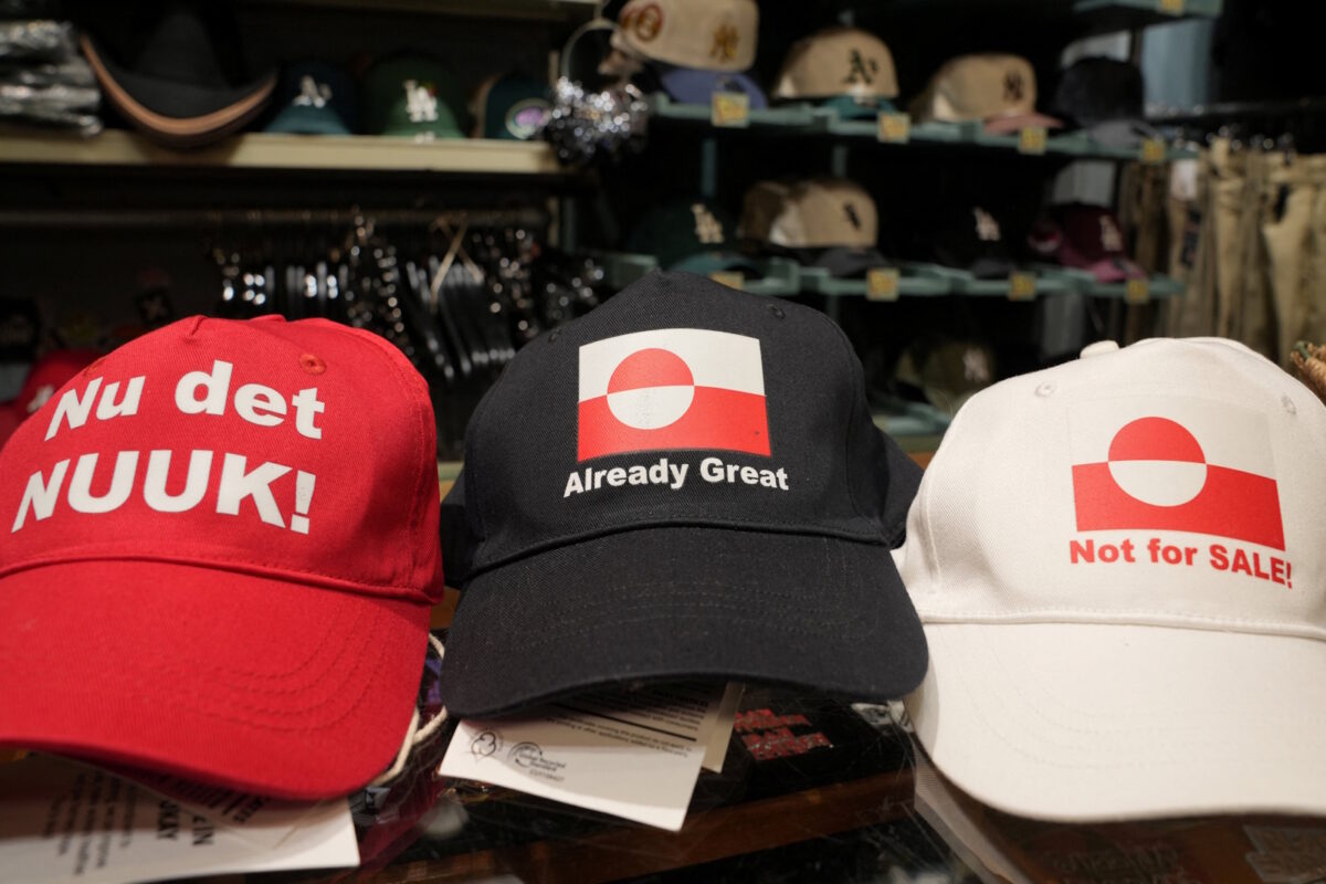 Καπέλα με συνθήματα «Δεν πωλείται», η«Αμερική είναι ήδη μεγάλη»