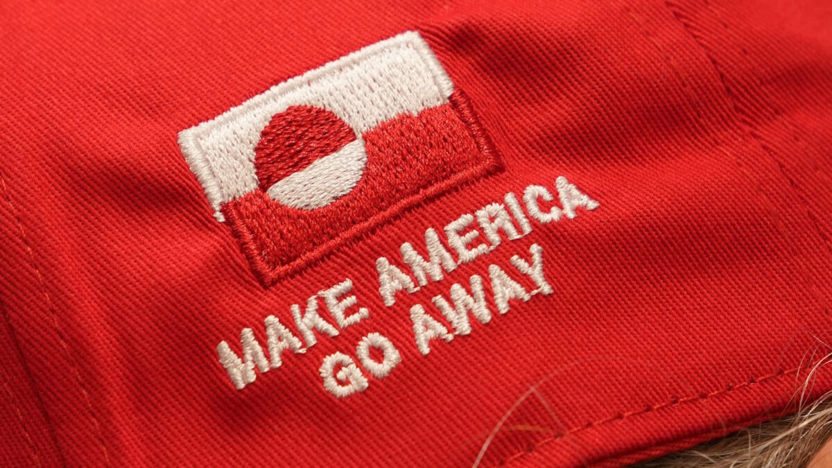 Καπέλο με το σύνθημα «Make America Go Away»