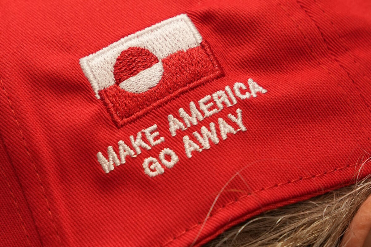 Καπέλο με το σύνθημα «Make America Go Away»