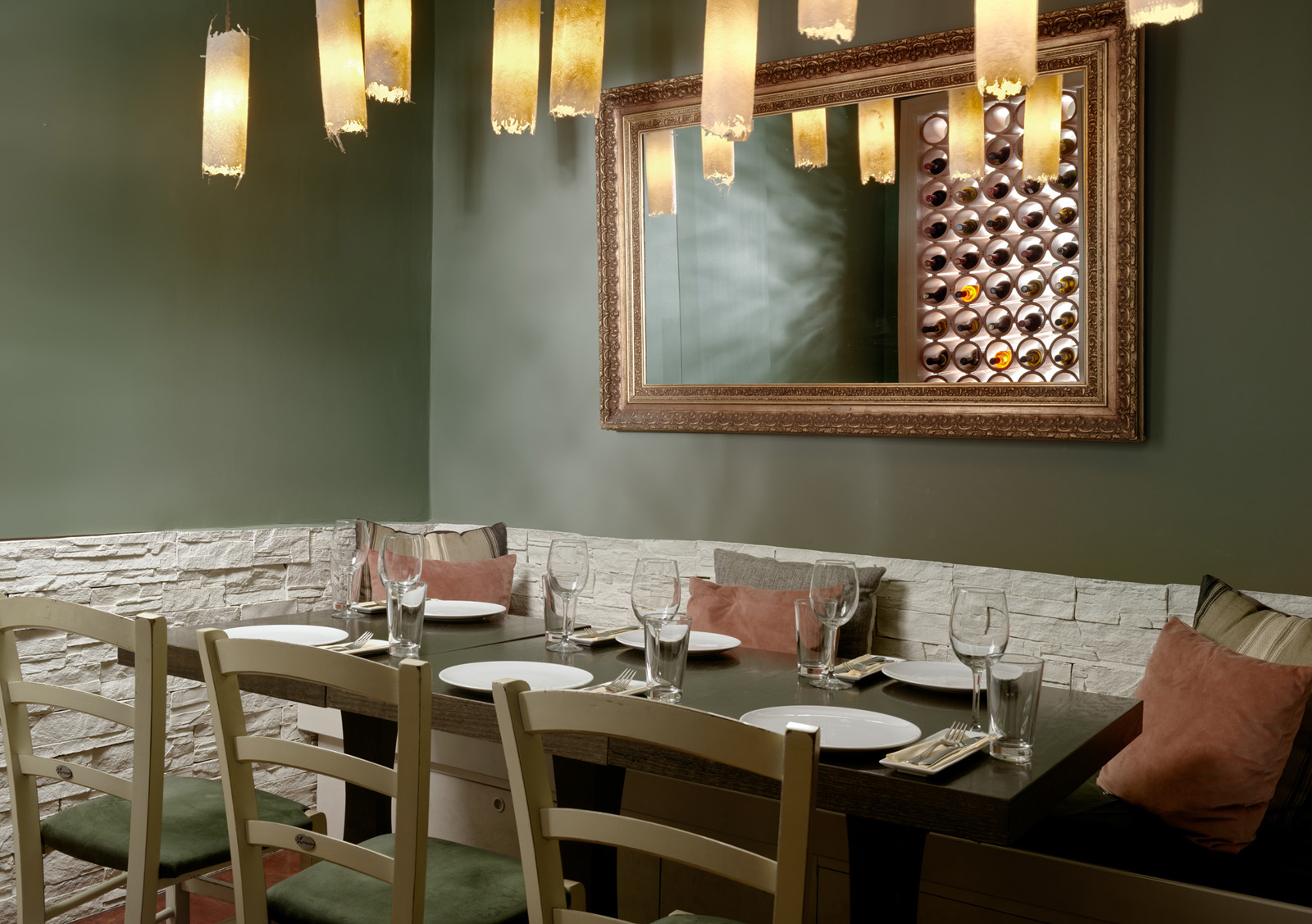 Το ΜΑΝΗΜΑΝΗ, εδώ και πάνω από μια εικοσαετία, εργάζεται συστηματικά πάνω στη μανιάτικη γαστρονομία στην Αθήνα.