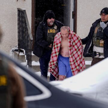 Πράκτορες της ICE βγάζουν άνδρα από σπίτι μόνο με τα εσώρουχα και μια κουβέρτα στη Μινεσότα