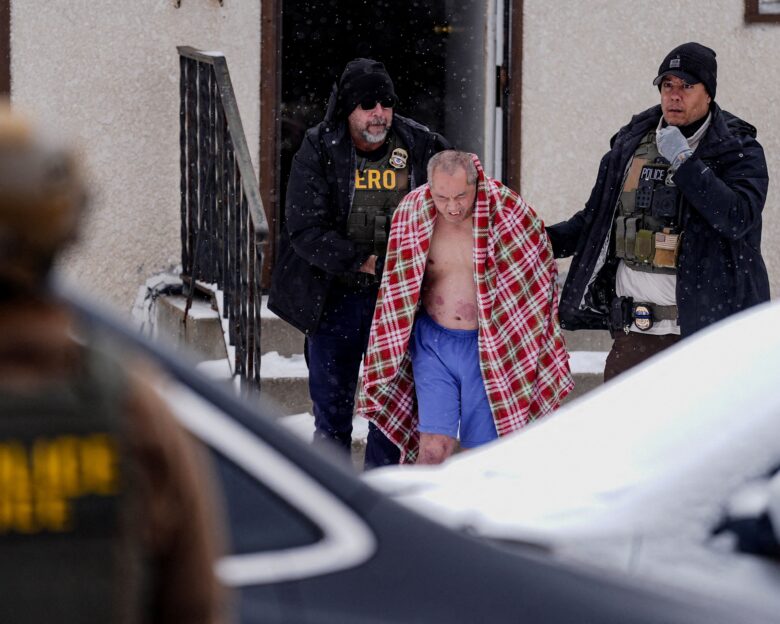 Πράκτορες της ICE βγάζουν άνδρα από σπίτι μόνο με τα εσώρουχα και μια κουβέρτα στη Μινεσότα