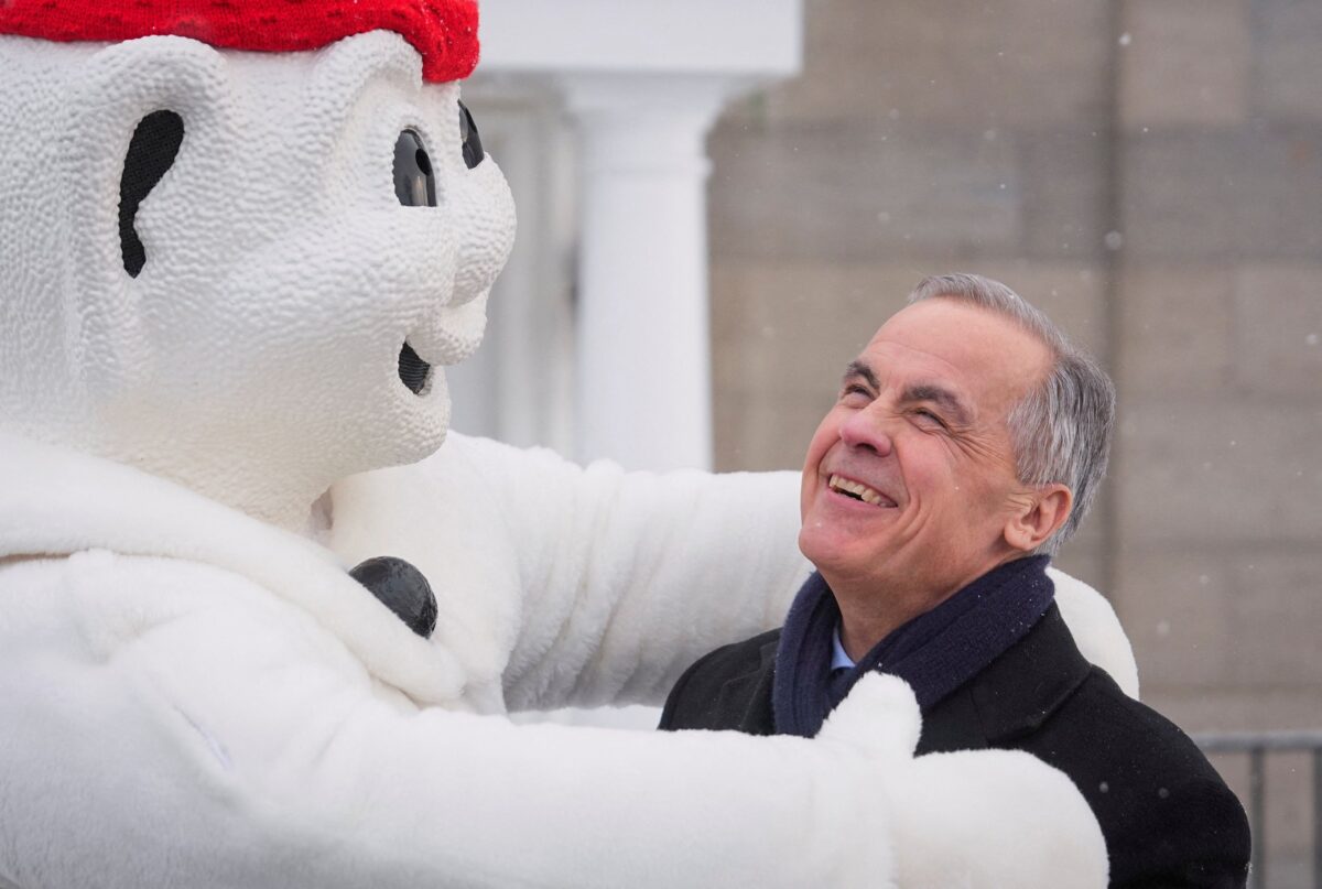 Παιχνίδια του Καναδού πρωθυπουργού Μαρκ Κάρνεϊ με την μασκότ του καρναβαλιού στο Κεμπέκ, Bonhomme