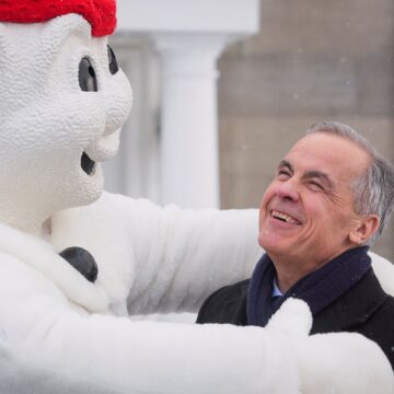 Παιχνίδια του Καναδού πρωθυπουργού Μαρκ Κάρνεϊ με την μασκότ του καρναβαλιού στο Κεμπέκ, Bonhomme
