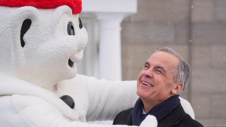 Παιχνίδια του Καναδού πρωθυπουργού Μαρκ Κάρνεϊ με την μασκότ του καρναβαλιού στο Κεμπέκ, Bonhomme