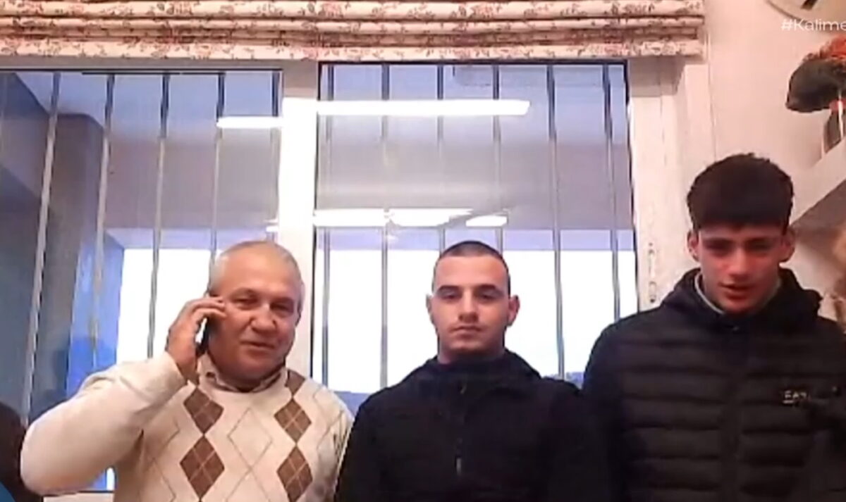 Κάποιοι από τους μαθητές που έδωσαν τοι ηλικιωμένο ζευγάαρι