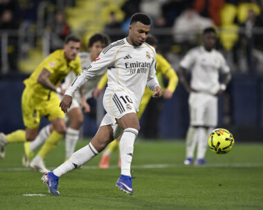 Ο Εμπαπέ εκτελεί πέναλτι