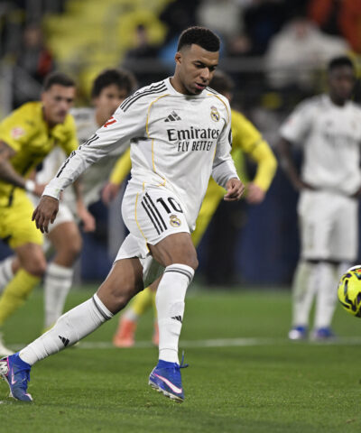 Ο Εμπαπέ εκτελεί πέναλτι