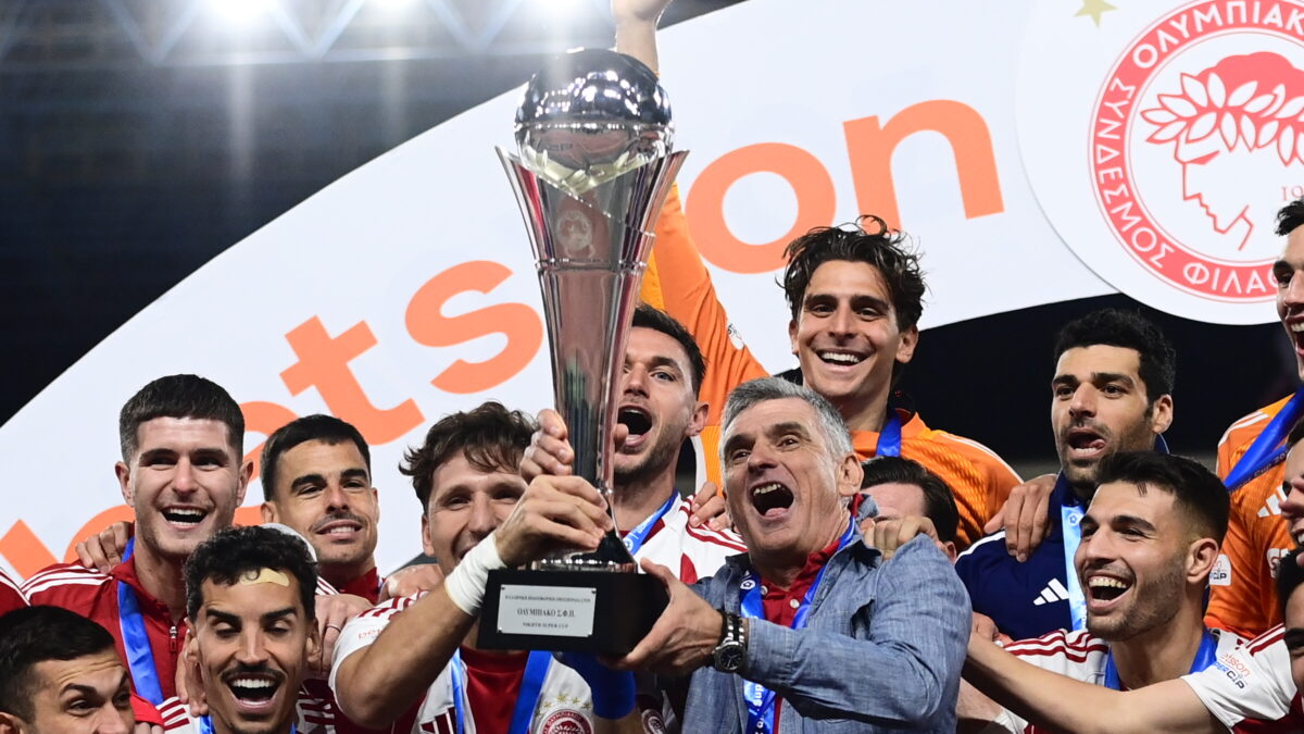 Ο Μεντιλίμπαρ με το τρόπαιο του Betsson Super Cup