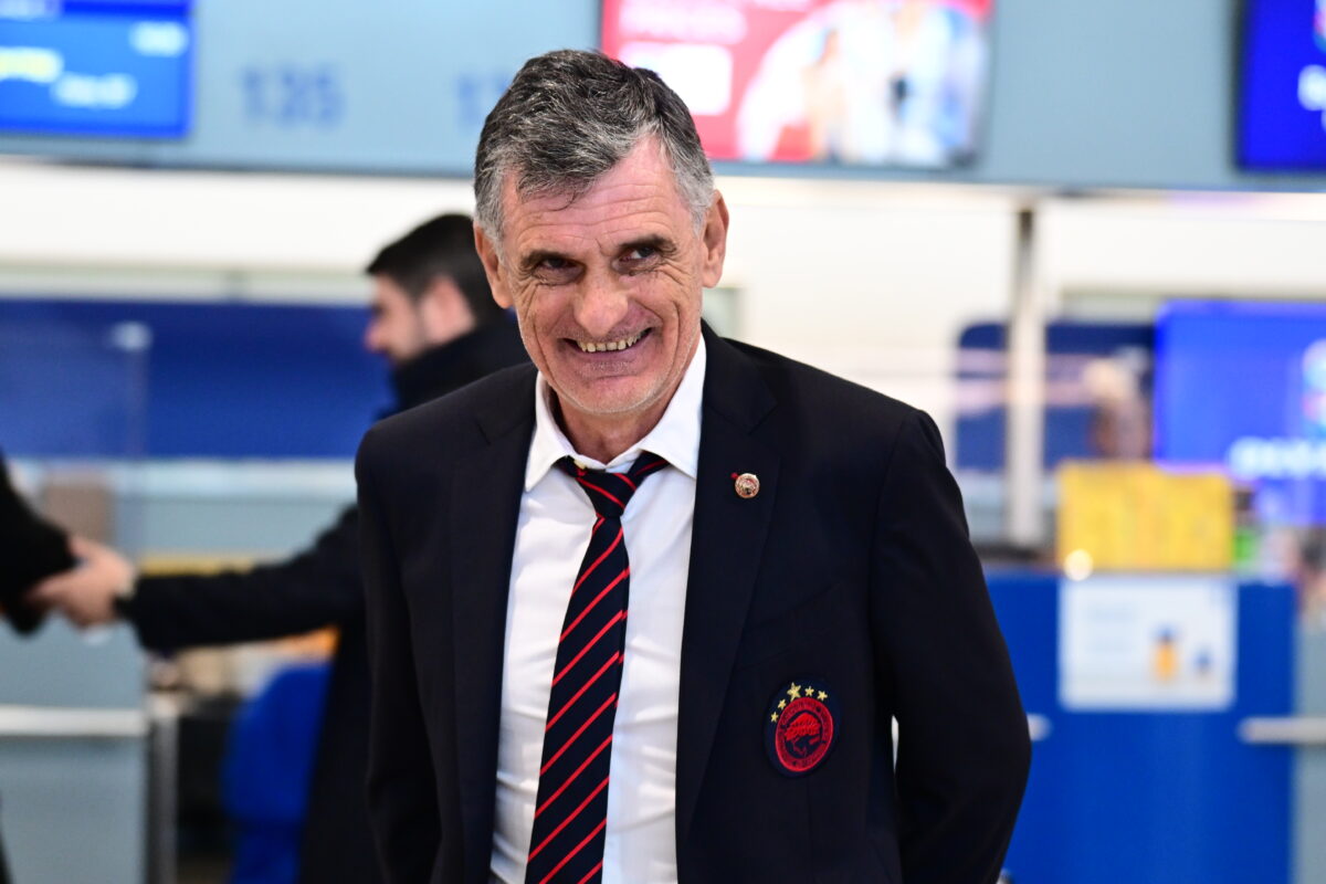 Ο Χοσέ Λουίς Μεντιλίμπαρ στο αεροδρόμιο