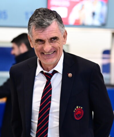 Ο Χοσέ Λουίς Μεντιλίμπαρ στο αεροδρόμιο