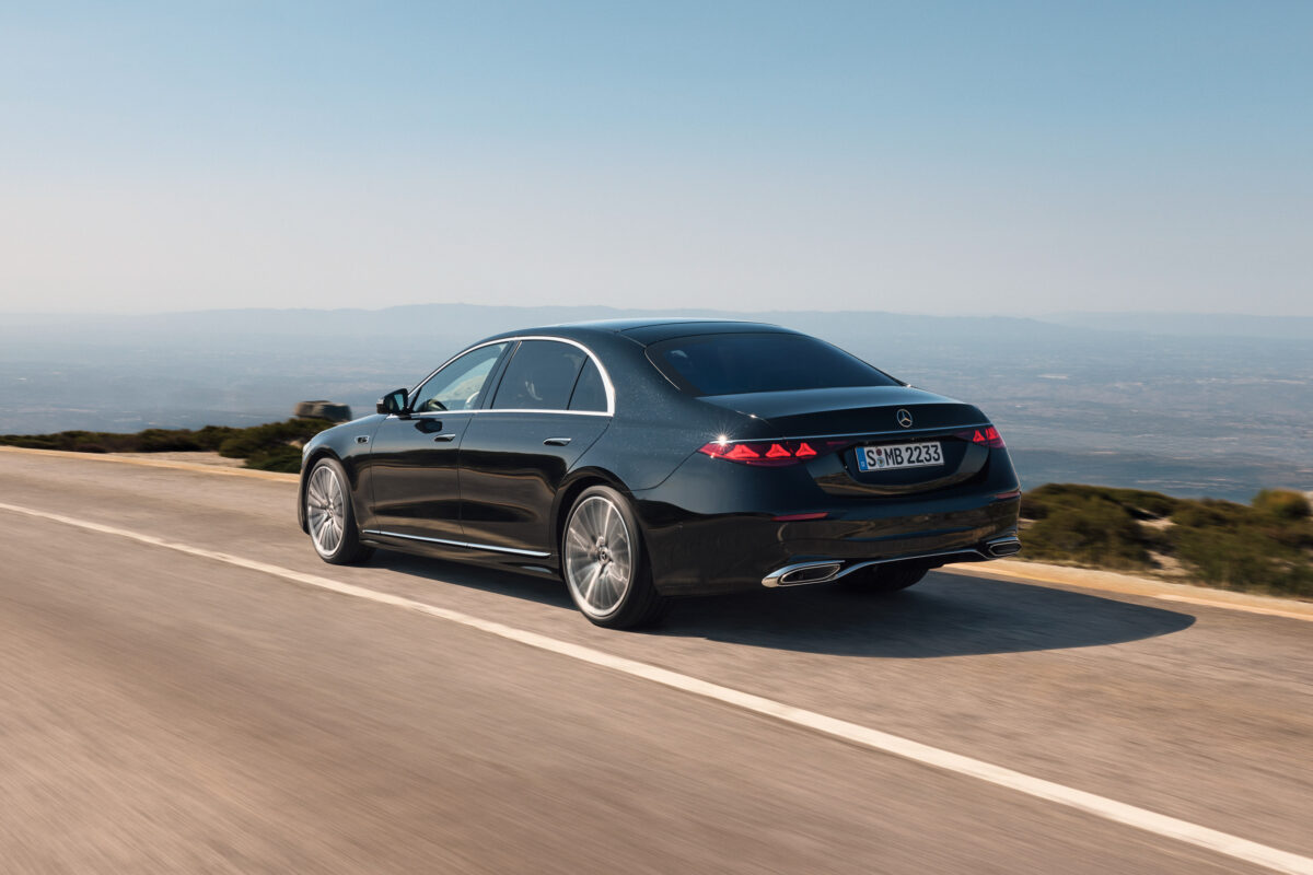Die neue S-Klasse. Stuttgart, 2026.
Lackfarbe: MANUFAKTUR black sparkling
Exterieur: AMG Line
Interieur: MANUFAKTUR tiefweiß
The new S-Class. Stuttgart, 2026.
Exterior colour: MANUFAKTUR black sparkling
Exterior: AMG Line
Interior: MANUFAKTUR deep white