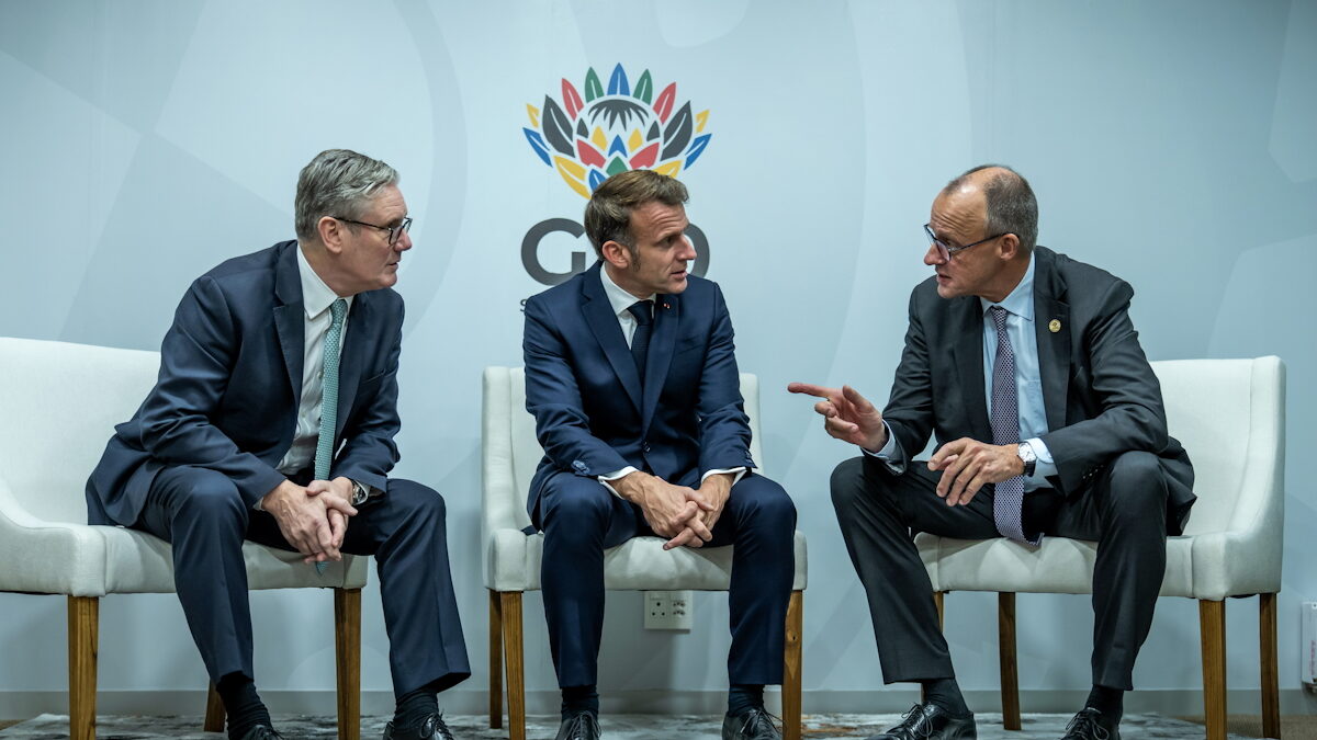 Ο Γερμανός καγκελάριος Φρίντριχ Μερτς κάθεται μαζί με τον Εμανουέλ Μακρόν, πρόεδρο της Γαλλίας, και τον Κίρ Σταρμερ, πρωθυπουργό του Ηνωμένου Βασιλείου