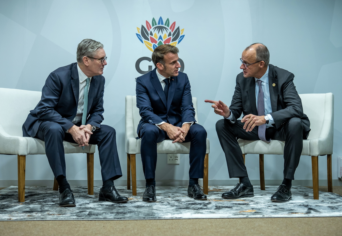 Ο Γερμανός καγκελάριος Φρίντριχ Μερτς κάθεται μαζί με τον Εμανουέλ Μακρόν, πρόεδρο της Γαλλίας, και τον Κίρ Σταρμερ, πρωθυπουργό του Ηνωμένου Βασιλείου