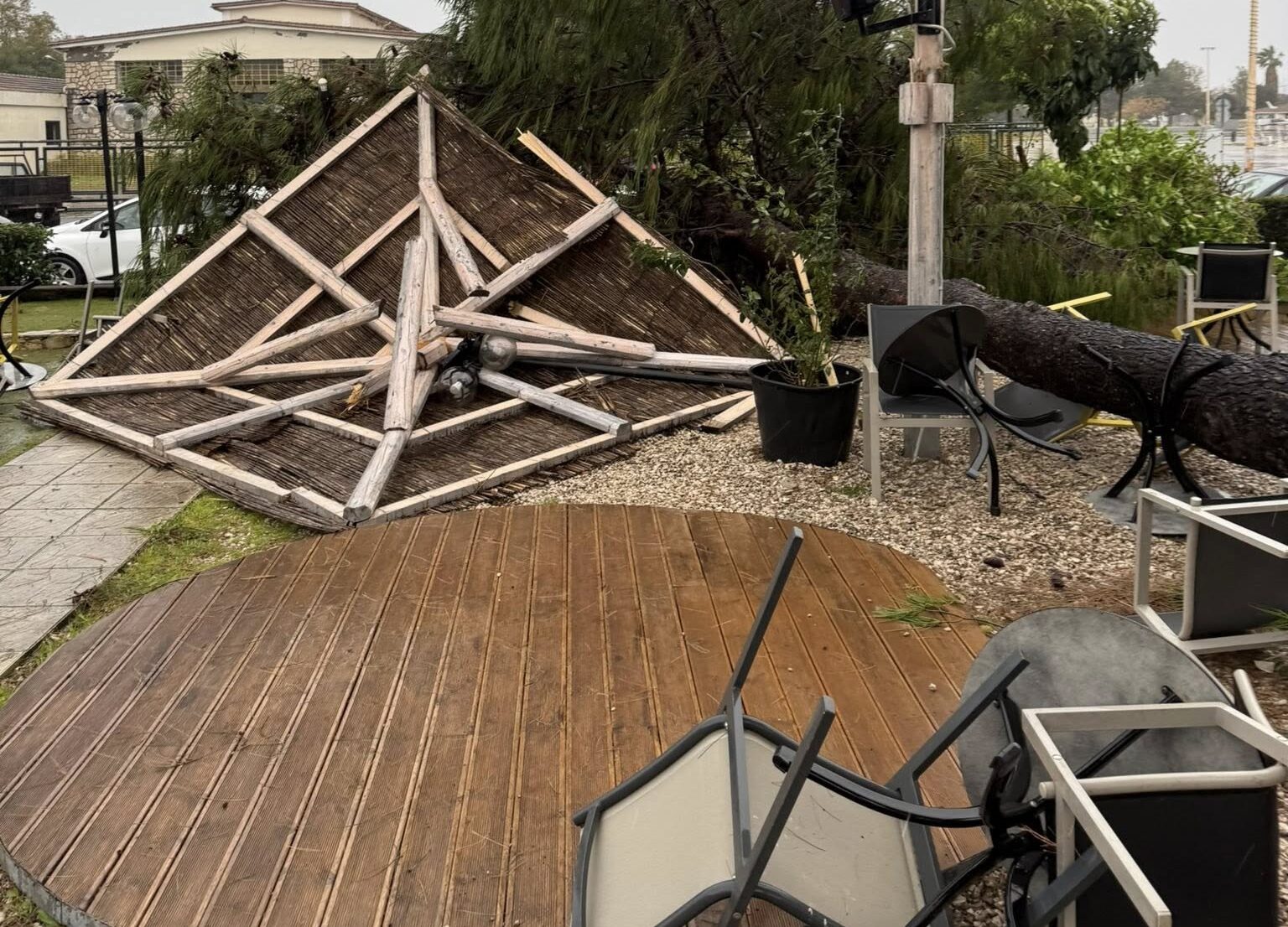 Ανεμοστρόβιλος «σάρωσε» το Μεσολόγγι