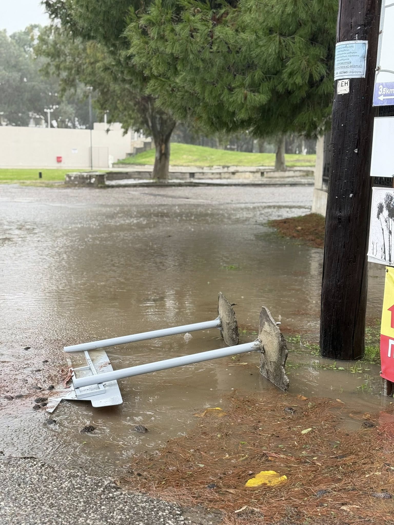 Ανεμοστρόβιλος «σάρωσε» το Μεσολόγγι