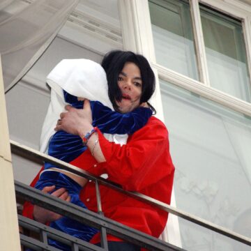 Ο Μάικλ Τζάκσον με ένα από τα παιδιά του στο μπαλκόνι και σκεπασμένο το κεφάλι του μωρού