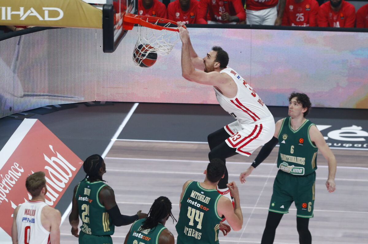 Ο Μιλουτίνοφ καρφώνει στο καλάθι του Παναθηναϊκού (ΣΤΕΛΙΟΣ ΣΤΕΦΑΝΟΥ