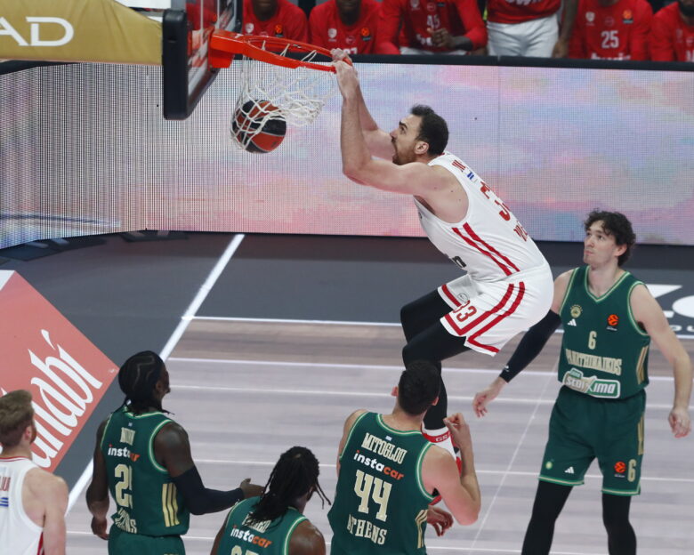 Ο Μιλουτίνοφ καρφώνει στο καλάθι του Παναθηναϊκού (ΣΤΕΛΙΟΣ ΣΤΕΦΑΝΟΥ