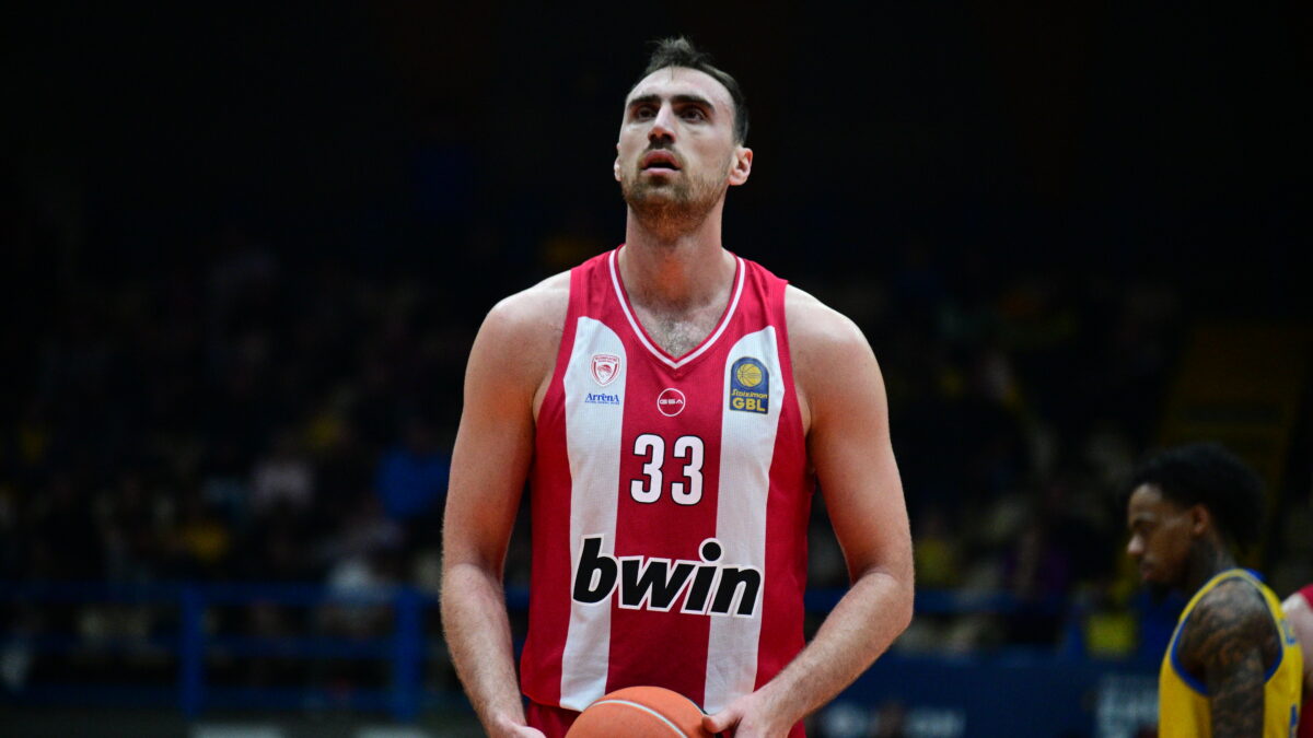 Ο Νίκολα Μιλουτίνοφ με τη φανέλα του Ολυμπιακού