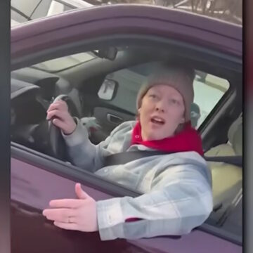 Η 37χρονη Ρενέ Γκουντ λίγες στιγμές προτού χάσει τη ζωή της από τα πυρά του ομοσπονδιακού πράκτορα στη Μινεάπολη των ΗΠΑ