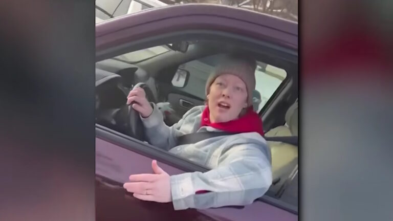 Η 37χρονη Ρενέ Γκουντ λίγες στιγμές προτού χάσει τη ζωή της από τα πυρά του ομοσπονδιακού πράκτορα στη Μινεάπολη των ΗΠΑ