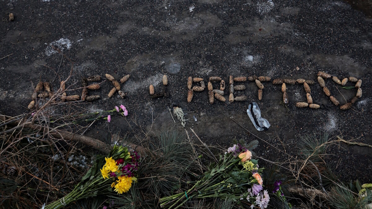 Λουλούδια σε ένα αυτοσχέδιο μνημείο μετά τον θάνατο ενός άνδρα που πυροβολήθηκε από ομοσπονδιακούς πράκτορες που προσπαθούσαν να τον συλλάβουν, στο Μινεάπολις της Μινεσότα