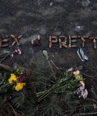 Λουλούδια σε ένα αυτοσχέδιο μνημείο μετά τον θάνατο ενός άνδρα που πυροβολήθηκε από ομοσπονδιακούς πράκτορες που προσπαθούσαν να τον συλλάβουν, στο Μινεάπολις της Μινεσότα