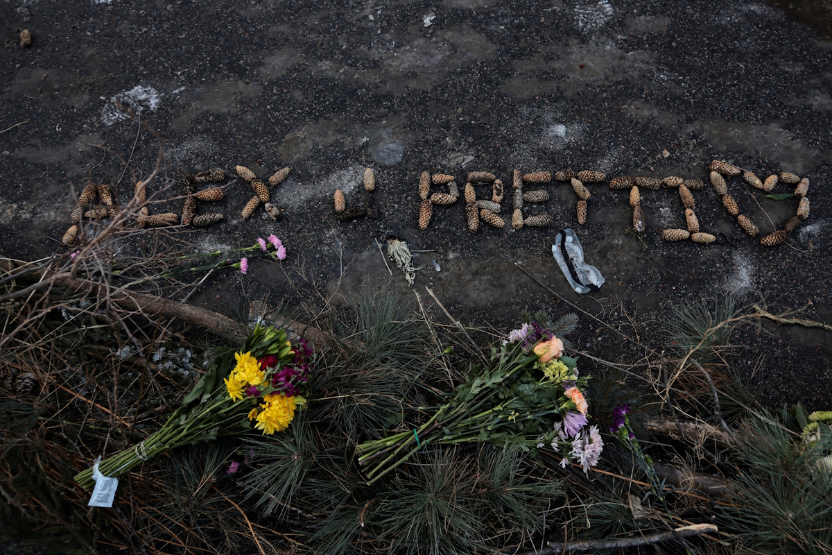 Λουλούδια σε ένα αυτοσχέδιο μνημείο μετά τον θάνατο ενός άνδρα που πυροβολήθηκε από ομοσπονδιακούς πράκτορες που προσπαθούσαν να τον συλλάβουν, στο Μινεάπολις της Μινεσότα