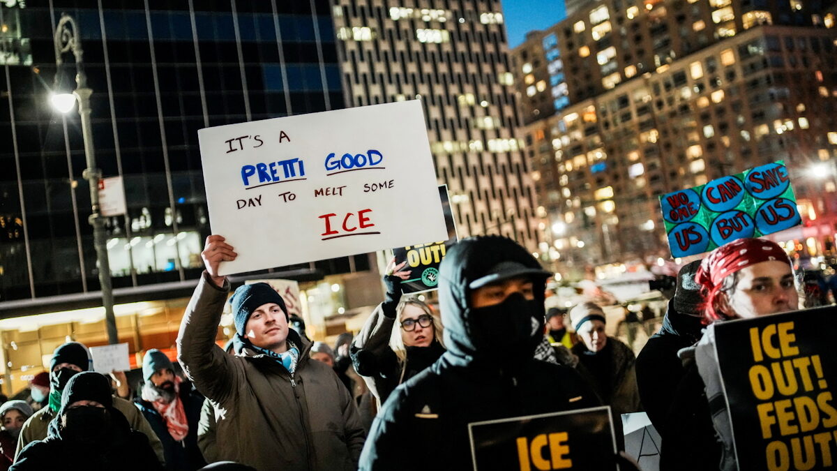 Διαδηλωτές συμμετέχουν σε διαμαρτυρία για τον θανάσιμο πυροβολισμό του Alex Pretti από ομοσπονδιακούς πράκτορες μετανάστευσης στο Μινεάπολις