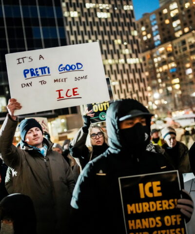 Διαδηλωτές συμμετέχουν σε διαμαρτυρία για τον θανάσιμο πυροβολισμό του Alex Pretti από ομοσπονδιακούς πράκτορες μετανάστευσης στο Μινεάπολις