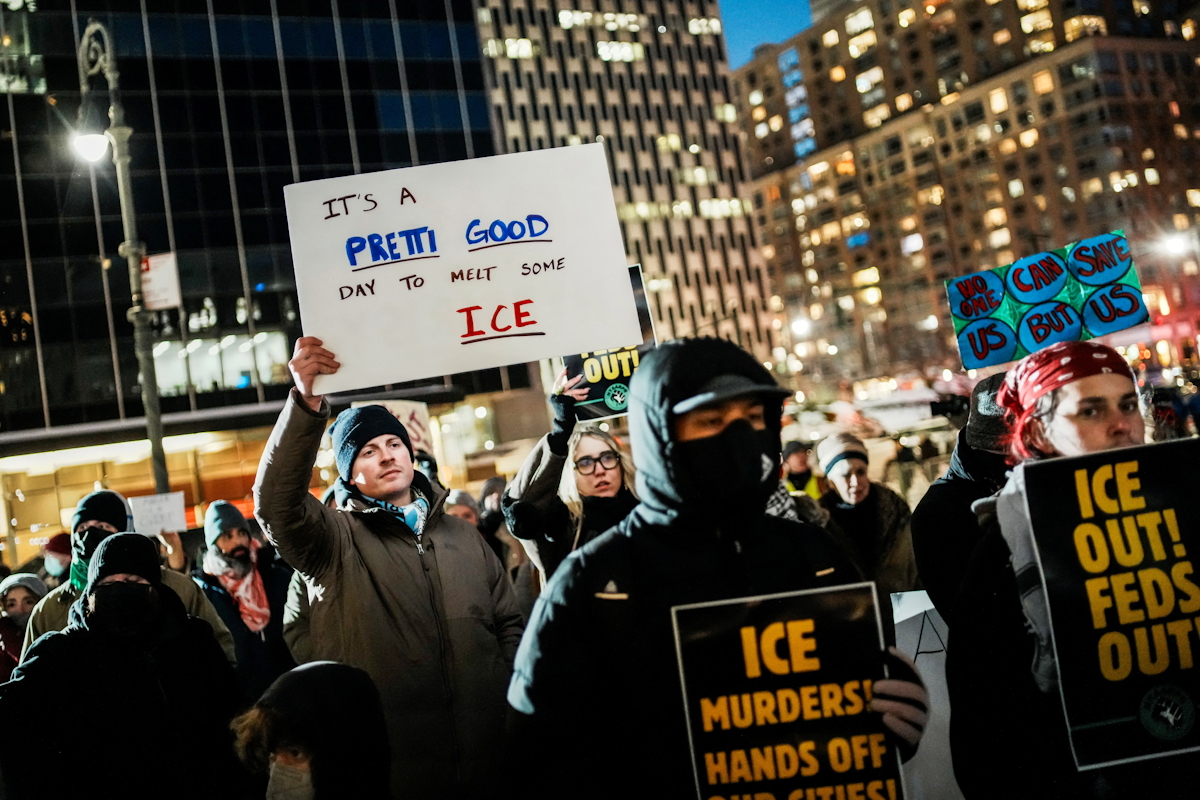 Διαδηλωτές συμμετέχουν σε διαμαρτυρία για τον θανάσιμο πυροβολισμό του Alex Pretti από ομοσπονδιακούς πράκτορες μετανάστευσης στο Μινεάπολις