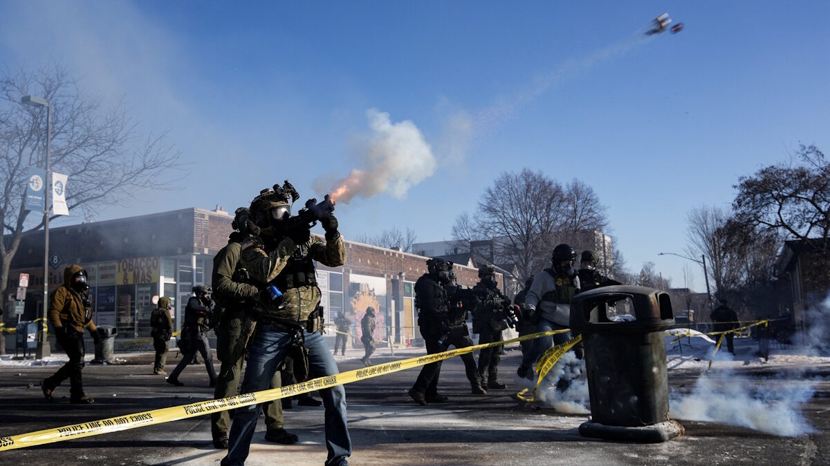 Ομοσπονδιακός πράκτορας ρίχνει δακρυγόνα κατά τη διάρκεια συμπλοκών στο σημείο όπου έλαβε χώρα πυροβολισμός με τη συμμετοχή ομοσπονδιακών πρακτόρων μετανάστευσης στο Μινεάπολις