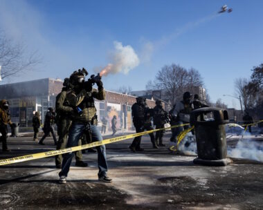 Ομοσπονδιακός πράκτορας ρίχνει δακρυγόνα κατά τη διάρκεια συμπλοκών στο σημείο όπου έλαβε χώρα πυροβολισμός με τη συμμετοχή ομοσπονδιακών πρακτόρων μετανάστευσης στο Μινεάπολις