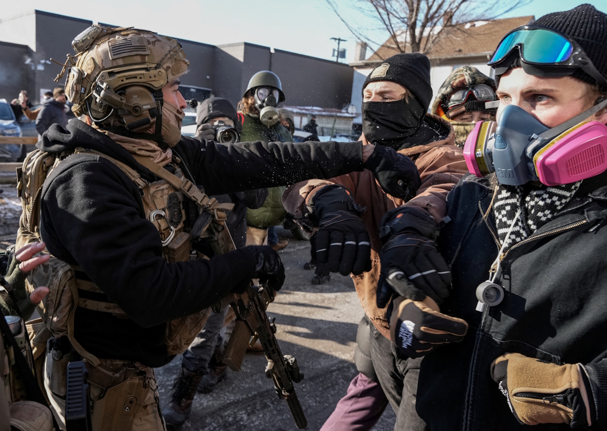 Ένας ομοσπονδιακός πράκτορας σπρώχνει έναν άνδρα στο σημείο μιας ένοπλης επίθεσης στην οποία εμπλέκονται ομοσπονδιακοί πράκτορες μετανάστευσης στη Μινεάπολη