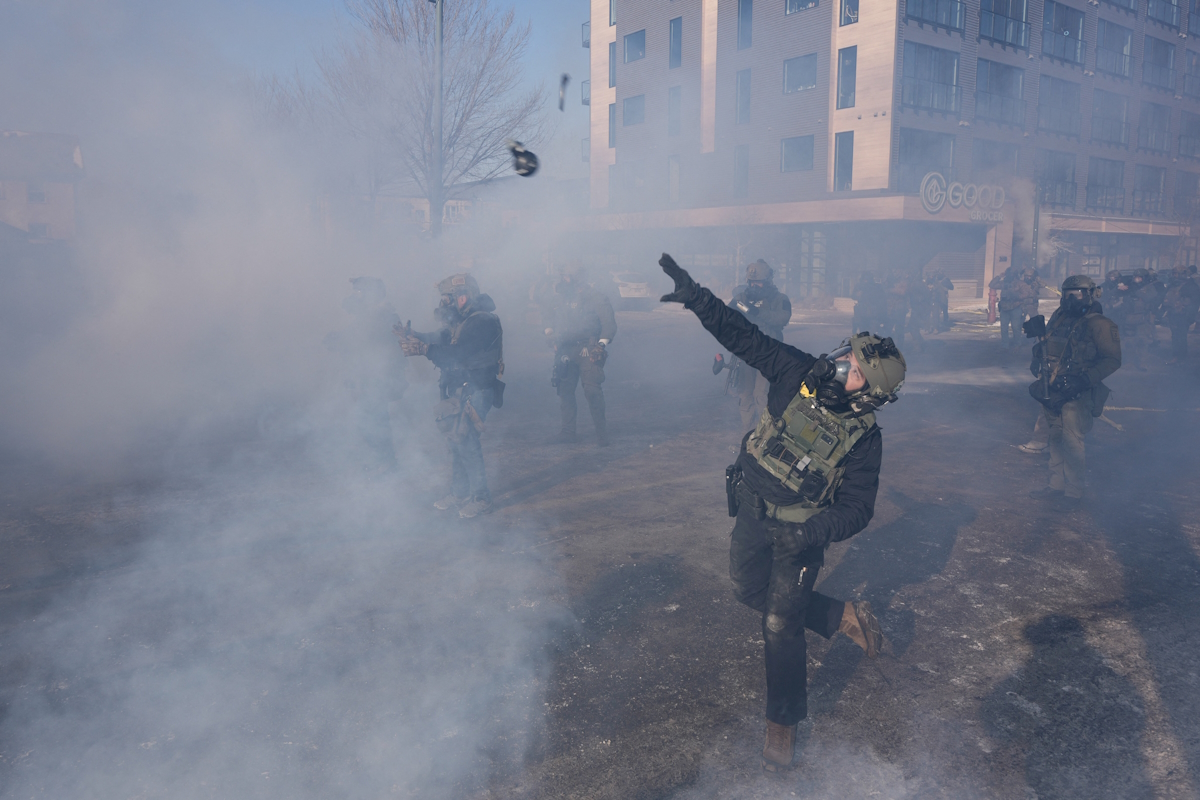 Ένας ομοσπονδιακός πράκτορας πετάει ένα όπλο ελέγχου πλήθους κατά τη διάρκεια συμπλοκών στο σημείο πυροβολισμών που αφορούσαν ομοσπονδιακούς πράκτορες μετανάστευσης στη Μινεάπολη